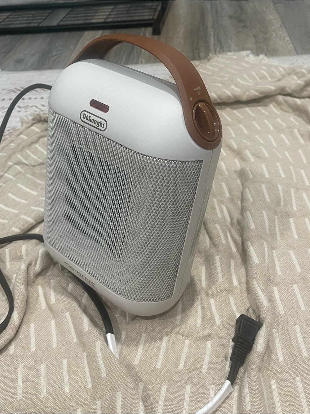 DeLonghi White Ceramic Space Heater with Carry Handle - Picture 3 of 5